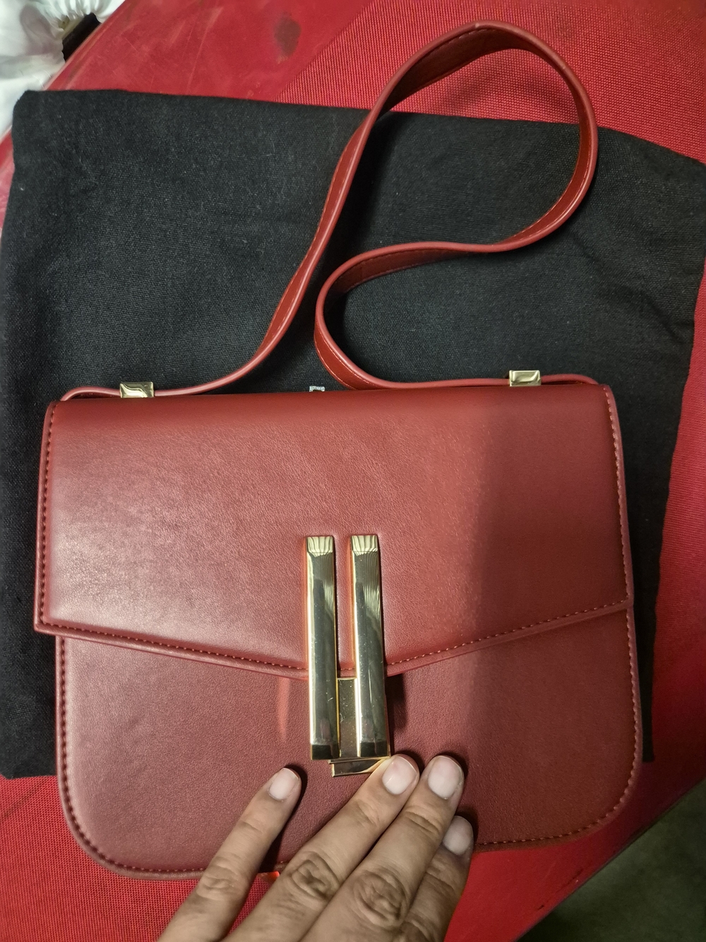 Fashion Sleek Red Leather Shoulder Bag with Gold Accent